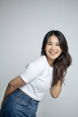 Uzun saçlı bir kadın gülümsedi ve beyaz bir gömlek giydi. izole edilmiş beyaz arkaplan