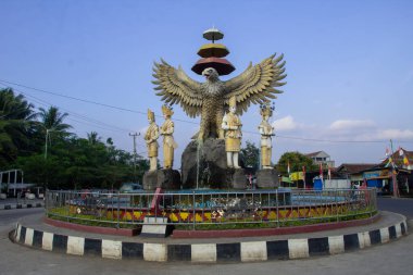 Pesawaran, Lampung; 10 Ağustos 2024; Pesawaran şehri Lampung, Endonezya 'nın merkezindeki kavşağın dönüm noktası olan Garuda ve Gelin Anıtı' nın önü.