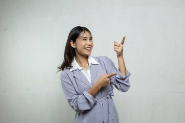 Genç bir kadın ve uzun saçlı bir ofis çalışanının resmi gülümseyen ve parmağını sağa doğru gösteren kadın, uzun mavi ve mor bir elbise giyiyor, afişin yanındaki afiş kutusunda