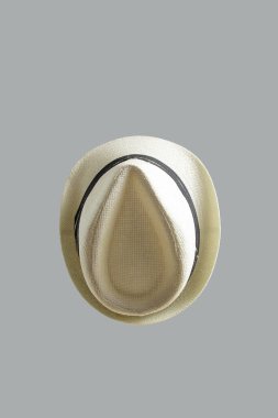 Siyah kurdele hasır şapka kırpma yolu ayrıntıları gri arkaplan, uçan şapka modeli