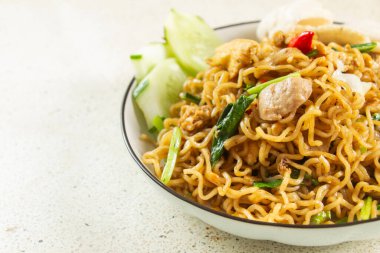 Negatif uzay kızarmış eriştesi, kızarmış yumurta soslu köfte, doğranmış tavuk, izole edilmiş beyaz mermer dokuma masası.