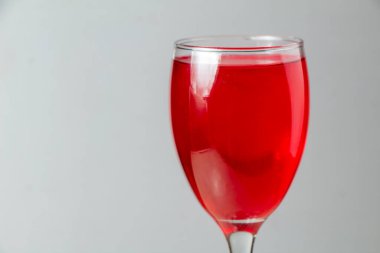 Kırmızı şuruplu şarap kadehi negatif uzay camı gövdesi.