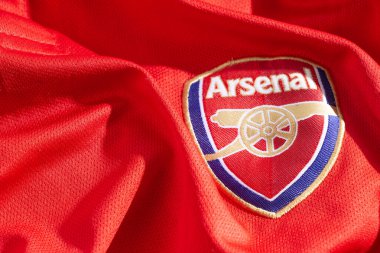Pringsewu, Lampung 9 Ekim 2024 seçici odak noktası FC Arsenal futbol kulübünün kumaş dokusu bayrağını sallamak, orijinal doku bayrağı, sadece editoryal kullanım için