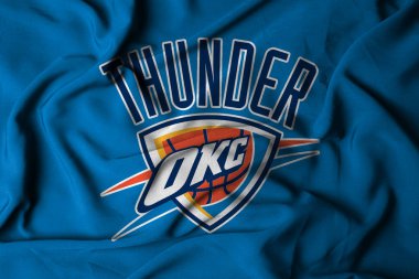 Pringsewu, Lampung; 16 Ekim 2024; Seçici odak sallayan kumaş dokusu bayrağı kulübü Oklahoma City Thunder, NBA. 3d illüstrasyon