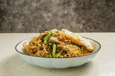 Terrazzo granit masada yumurtalı kızarmış şehriye ve gri soyut arka plan manzarası.