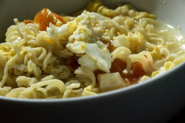 Haşlanmış erişte ya da yumurta ve domatesle karıştırılmış sarı erişte çorbası.