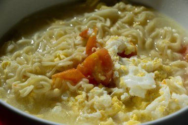 Haşlanmış erişte ya da yumurta ve domatesle karıştırılmış sarı erişte çorbası, Endonezya el yapımı yemekler.