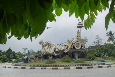 Tulang Bawang Barat, Lampung; 11 Kasım 2024; Lampung City, Endonezya 'da bir kavşakta Beyaz Ejder heykelinin objesiyle yan görünüm