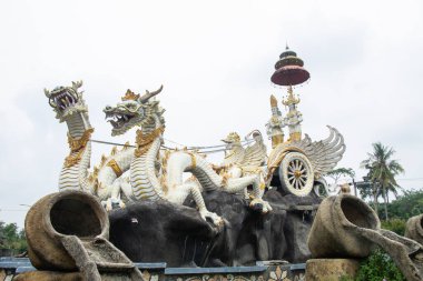 Batı Tulang Bawang, Lampung; 11 Kasım 2024; Beyaz Ejder Heykeli ve Geleneksel Siger Heykeli, Landmark