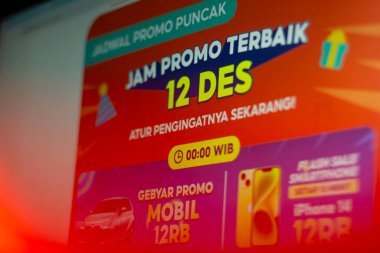 Pringsewu, Lampung; 27 Kasım 2024; Endonezya 'nın seçici izleyici pazarı SHOPEE BIG SALE 12 Aralık' ta, Shopee site pankartı monitör ekranında