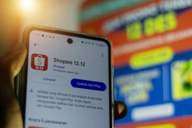 Pringsewu, Lampung; 27 Kasım 2024; Shopee 12.12 uygulamalı seçici cep telefonu ekranı resmi Shopee Endonezya web sitesi, pazar sitesi