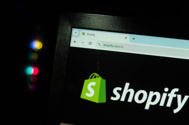 Pringsewu, lamba; 2 Aralık 2024;: İnternet ekran monitörü. Shopify Inc. Kanadalı çok uluslu bir e-ticaret şirketidir.