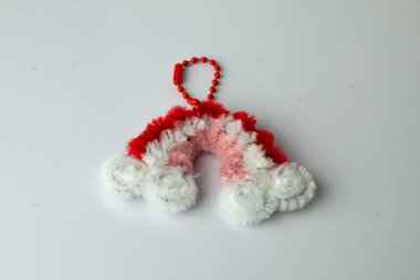 Mini kardan adam atkısı, çocuk anahtarlığı, yumuşak tüylerden el yapımı, beyaz izole edilmiş.