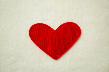 kırmızı yün kumaş tek aşk şekli veya yukarıdan yumuşak kumaş arka planlı boru temizleyici