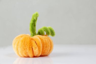 İzole edilmiş beyaz balkabağı boru temizleme aracı, Cadılar Bayramı balkabağı meyvesi