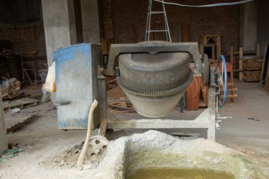 İnşaat alanında döküm makinesi, çimento ve kum karıştırma makinesi, çimento karıştırma makinesi.