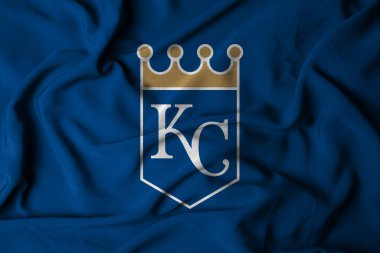 Pringsewu, Lampung; 1 Şubat 2025; kumaş dokusunda MLB Kansas Royals beyzbol takımının logosu bulunan bir bayrak, 3D çizim