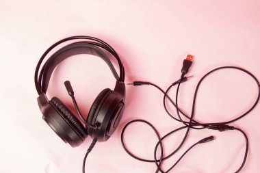 Pembe Yüzeyde Mikrofon ve Kablolu Siyah Oyun Kulaklığı