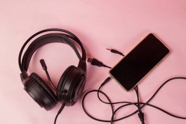 Kablolu kulaklık ve akıllı telefon.
