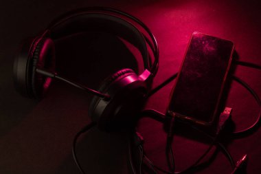 Kulaklık ve Akıllı Telefon Kurulumu siyah ve kırmızı izole edildi