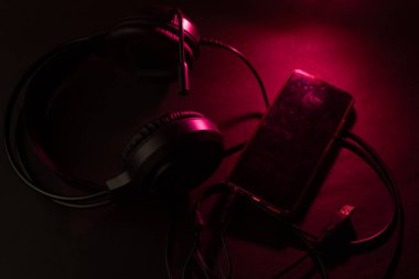 Kırmızı Ambient Işıklı Kulaklıklar ve Akıllı Telefon