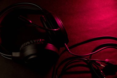 Mikrofon ve Kırmızı Aydınlatma ile Oyun Kulaklığı