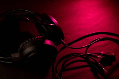 Siyah kulaklıklar koyu arkaplanda