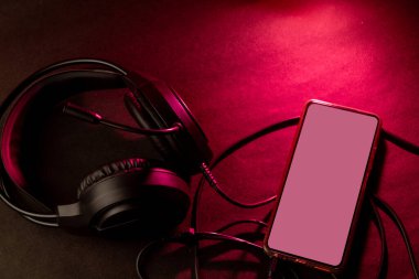 Karanlık Yüzeyde Kulaklık ve Akıllı Telefon