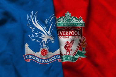 Pringsewu, Lampung; 2 Ağustos 2025; Kristal Palasce ve Liverpool futbol kulübü logolarının dalgalı kumaş dokusuyla kombinasyonu