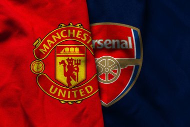 Pringsewu, Lampung; 2 Ağustos 2025; Manchester United ve Arsenal futbol kulübü logolarının dalgalı kumaşlı kombinasyonu