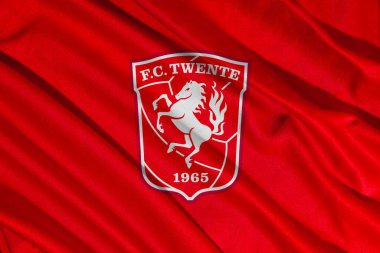 Pringsewu, Lampung; 6 Ağustos 2025; Hollanda Ligi 'nde FC Twente futbol kulübünün kumaşlı bayrak logosu