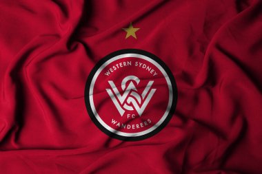 Pringsewu, Lampung; 12 Ağustos 2025; Sallanan bayrak Avustralya Profesyonel Ligi 'ndeki Batı Sydney Wanderers futbol takımının logosunu temsil etmektedir..
