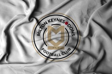 Pringsewu, Lampung; 29 Ağustos 2025; EFL Lig 2 'de Milton Keynes Dons futbol kulübünün dalgalı bayrak logosu