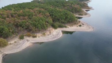 Broken Bow Gölü 'nün ve Oklahoma, ABD' de ormanı olan adaların havadan aşağı manzarası. Kıyı şeridinin sonbahar manzarası.