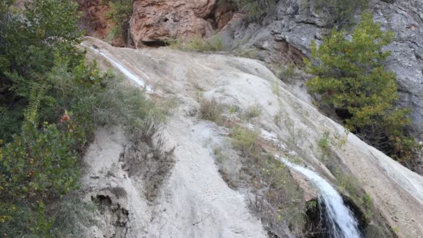 特纳瀑布在一个阳光明媚的夏天 水流下岩石 美国俄克拉荷马州特纳瀑布公园 — 图库视频影像