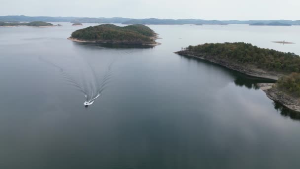 Flygfoto Över Vattenytan Broken Bow Lake Med Båt Som Flyter — Stockvideo