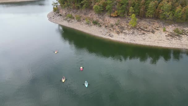 Αεροφωτογραφία Του Broken Bow Lake Καγιάκ Στο Νερό Οκλαχόμα Ηπα Βίντεο Κλιπ