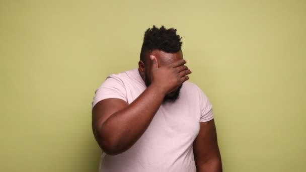 Jovem Adulto Barbudo Afro Americano Vestindo Camiseta Rosa Fechou Olhos — Vídeo de Stock