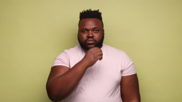 Kimseye Anlatmam Gözü Korkan Afro Amerikan Bir Adam Pembe Tişörtlü — Stok video