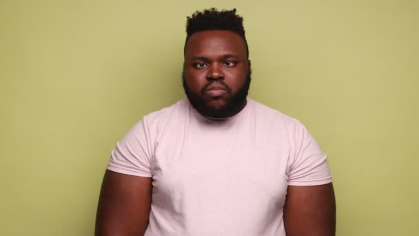 Kinderlijke Zorgeloze Afro Amerikaanse Man Draagt Roze Shirt Die Zijn — Stockvideo