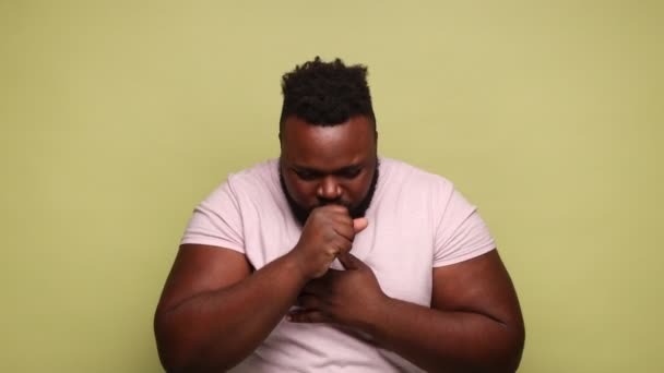 Ongezonde Afro Amerikaanse Man Draagt Roze Shirt Hoesten Vat Kou — Stockvideo