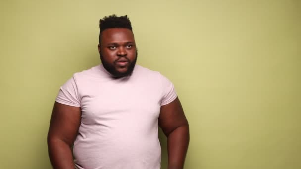 Vaya Mira Propuesta Comercial Hombre Afroamericano Apuntando Espacio Copia Mirando — Vídeo de stock