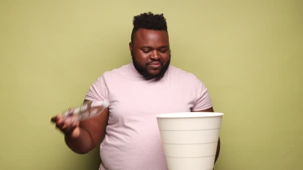 Baard Afro Amerikaanse Man Draagt Roze Shirt Gooit Plastic Fles — Stockvideo