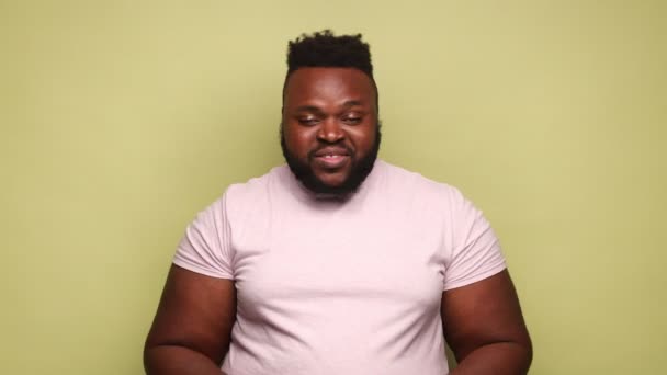 Εξαιρετικά Χαρούμενος Αφρο Αμερικανός Άντρας Που Φοράει Ροζ Μπλουζάκι Χορεύοντας — Αρχείο Βίντεο