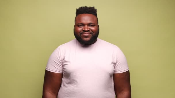 Bonito Homem Afro Americano Sorridente Vestindo Camiseta Rosa Olhando Para — Vídeo de Stock