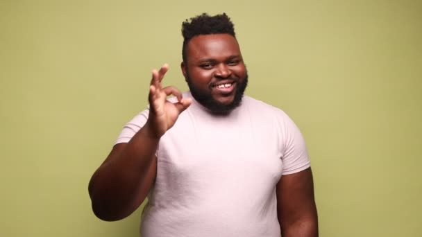 Wszystko Porządku Pozytywny Afroamerykanin Ubrany Różowy Shirt Pokazujący Gest Palcami — Wideo stockowe