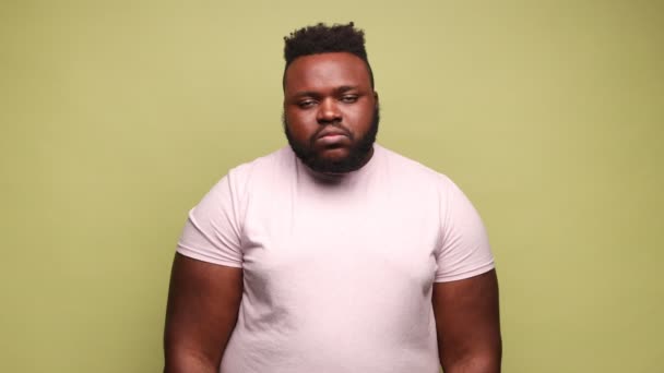 Sorglig Upprörd Afro Amerikan Man Bär Rosa Shirt Stående Och — Stockvideo