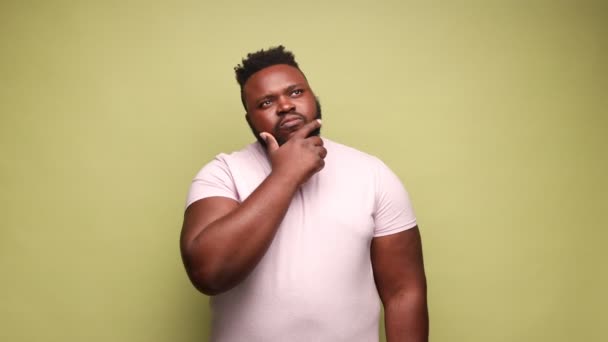 Pensiv Afro Amerikan Man Bär Rosa Shirt Hålla Haka Med — Stockvideo