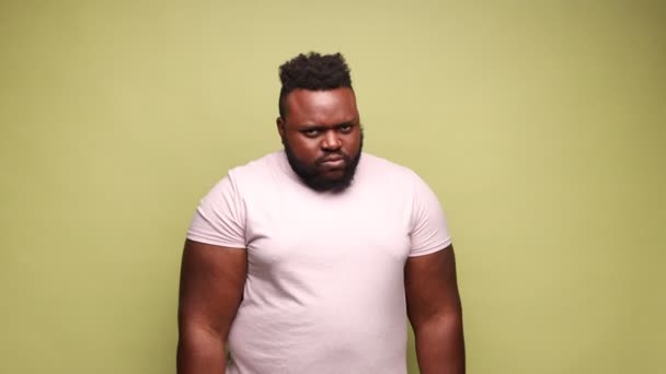 Verdrietig Gestresste Afro Amerikaanse Man Met Roze Shirt Geklemd Vuisten — Stockvideo