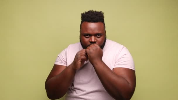 Boos Agressieve Afro Amerikaanse Man Draagt Roze Shirt Staande Kijkend — Stockvideo